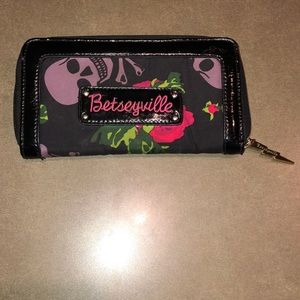 Roses and pirate skulls wallet